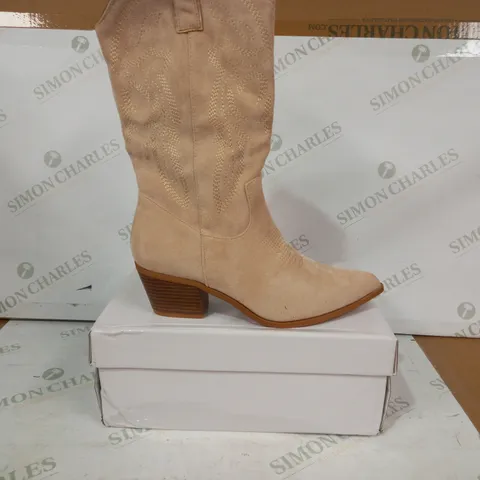 BOXED PAIR OF MARQUIIZ CONTRAST STITCH COWBOY BOOTS IN BEIGE EU SIZE 39