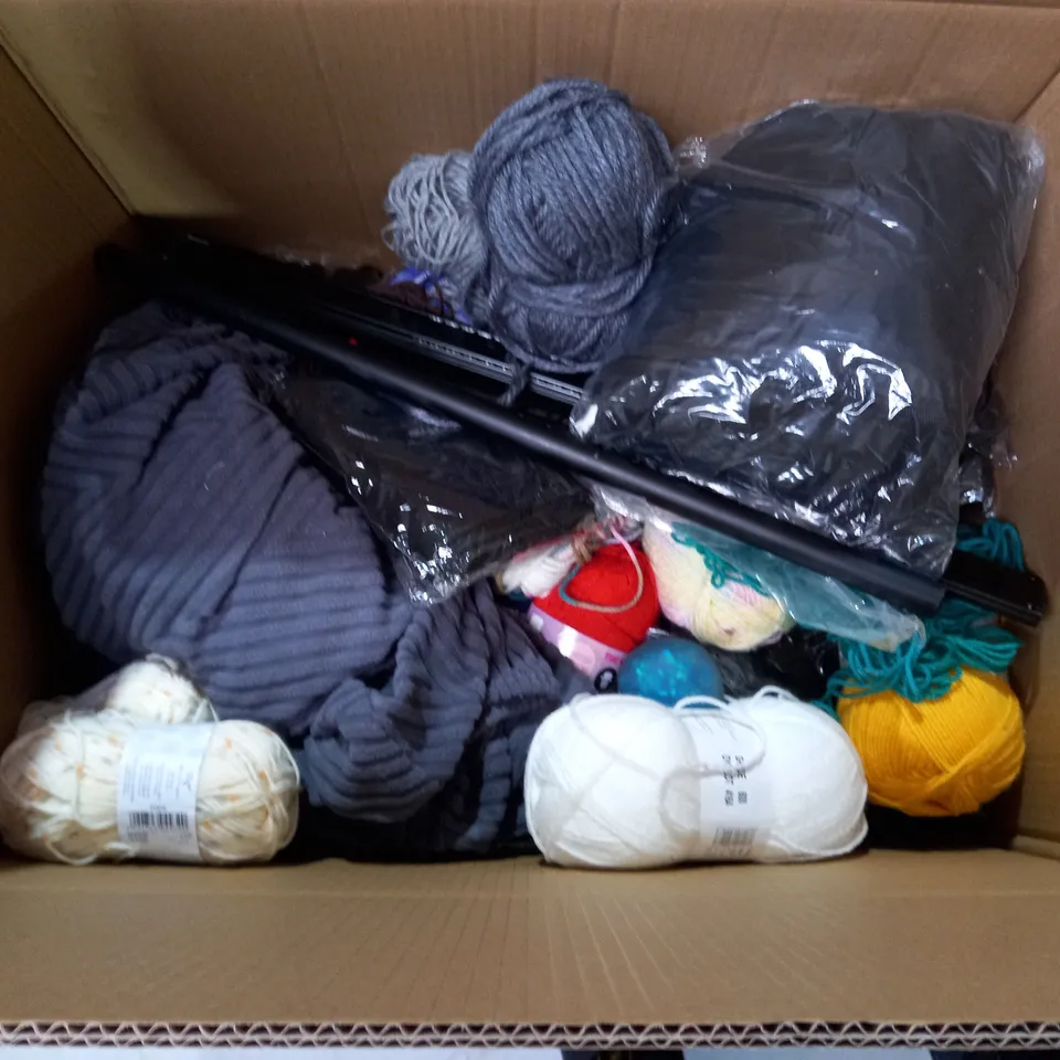 BOX OF APPROXIMATELY 30 ASSORTED ITEMS TO INCLUDE - HAIR TOWEL - TOILET BRUSH - SUPERIOR KNEEPADS ECT