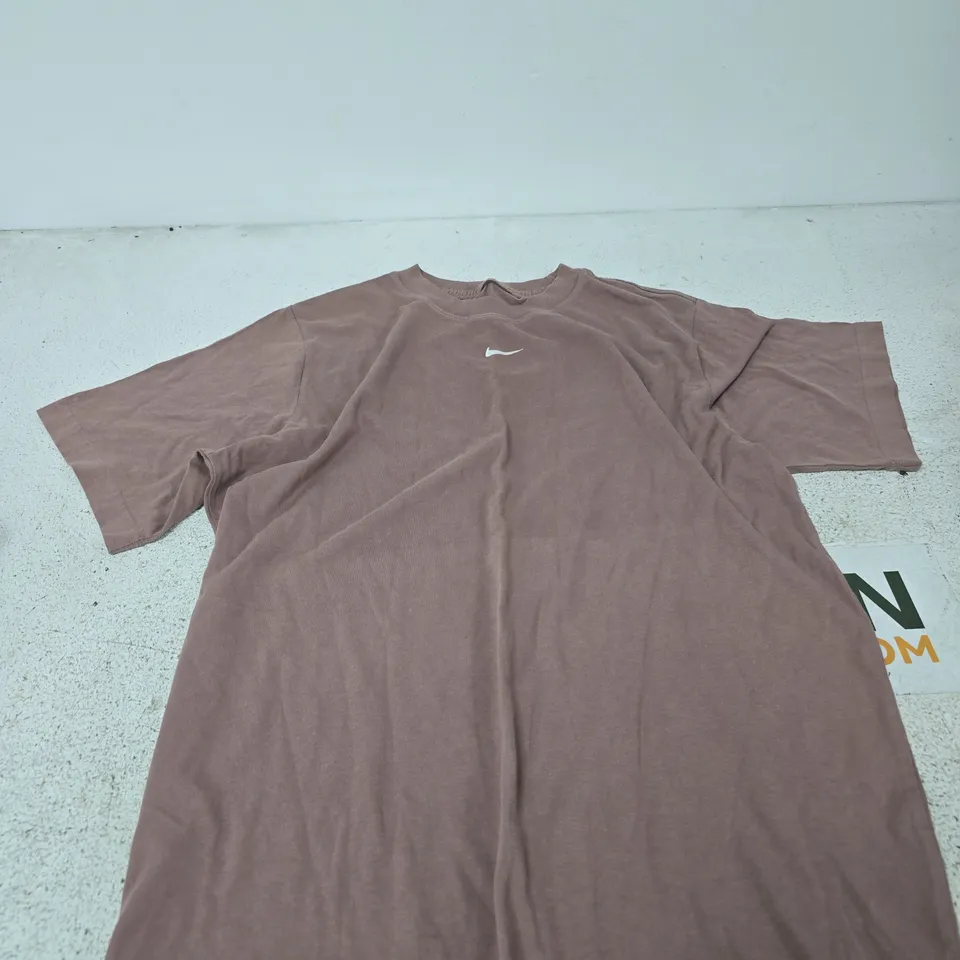 NIKE THE NIKE TEE LOOSE FIT BROWN T-SHIRT – UK SIZE S