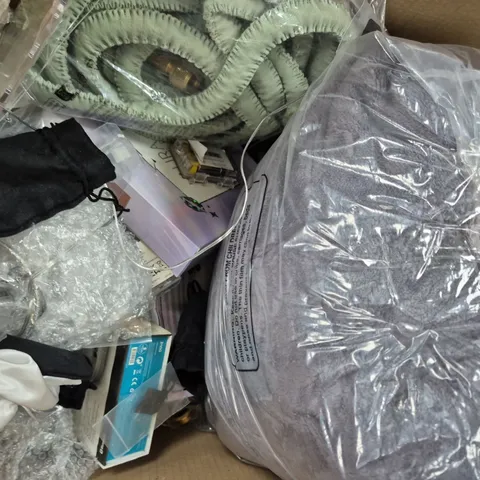 BOX OF APPROXIMATELY 10 ASSORTED HOUSEHOLD ITEMS TO INCLUDE GARDEN HOSE, ETC - COLLECTION ONLY