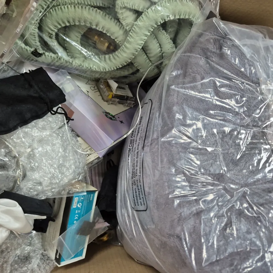 BOX OF APPROXIMATELY 10 ASSORTED HOUSEHOLD ITEMS TO INCLUDE GARDEN HOSE, ETC - COLLECTION ONLY