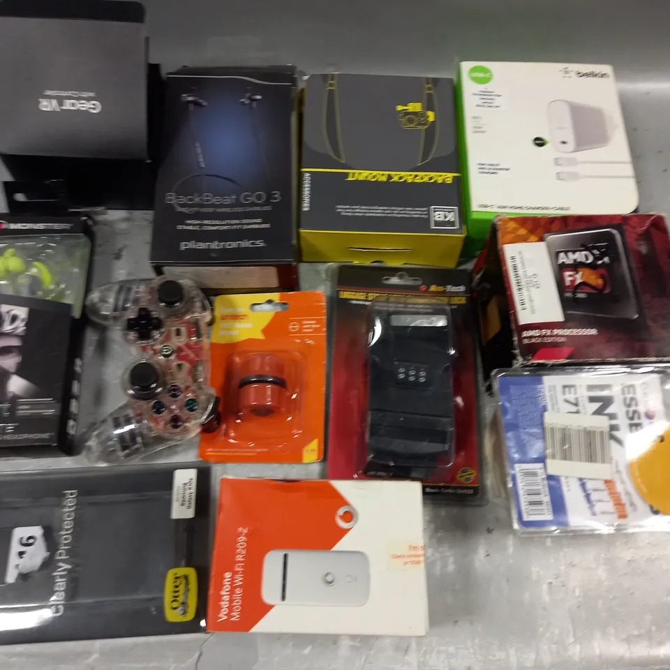 LOT OF ASSORTED ITEMS TO INCLUDE BELKIN HOME CHARGER, PLANTRONICS EARBUDS, LUGGAGE STRAPS AND MICROSOFT KEYBOARD