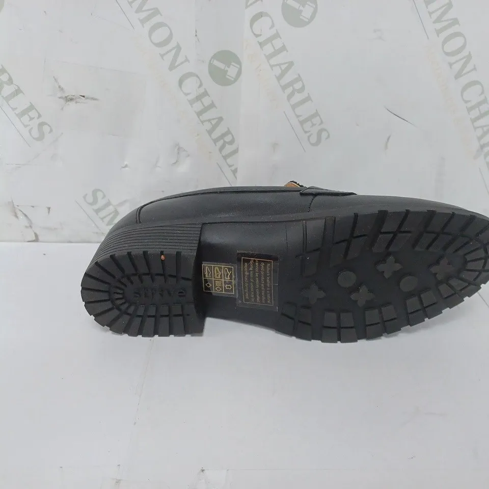 PAIR OF STRIVE LOAFERS IN BLACK SIZE 4.5 