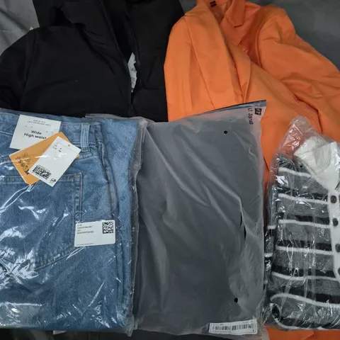 APPROXIMATELY 35 ASSORTED CLOTHING ITEMS IN VARIOUS SIZES, STYLES & COLOURS TO INCLUDE BRANDS SUCH AS H&M, ZARA, PRETTYLITTLETHING, ETC - COLLECTION ONLY