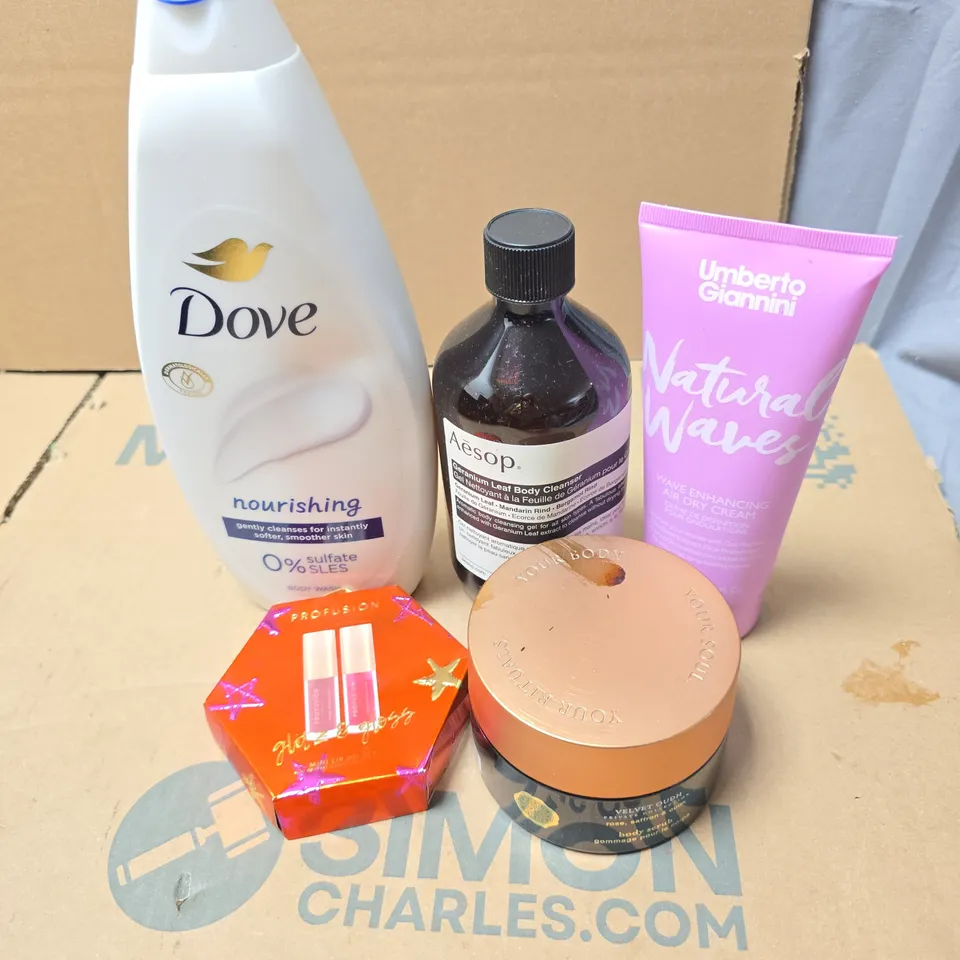 TOTE OF APPROXIMATELY 20 ASSORTED COSMETIC ITEMS TO INCLUDE DOVE BODY WASH, AESOP BODY CLEANSER, UMBERTO GIANNINI DRY CREAM, VELVET OUDH ETC