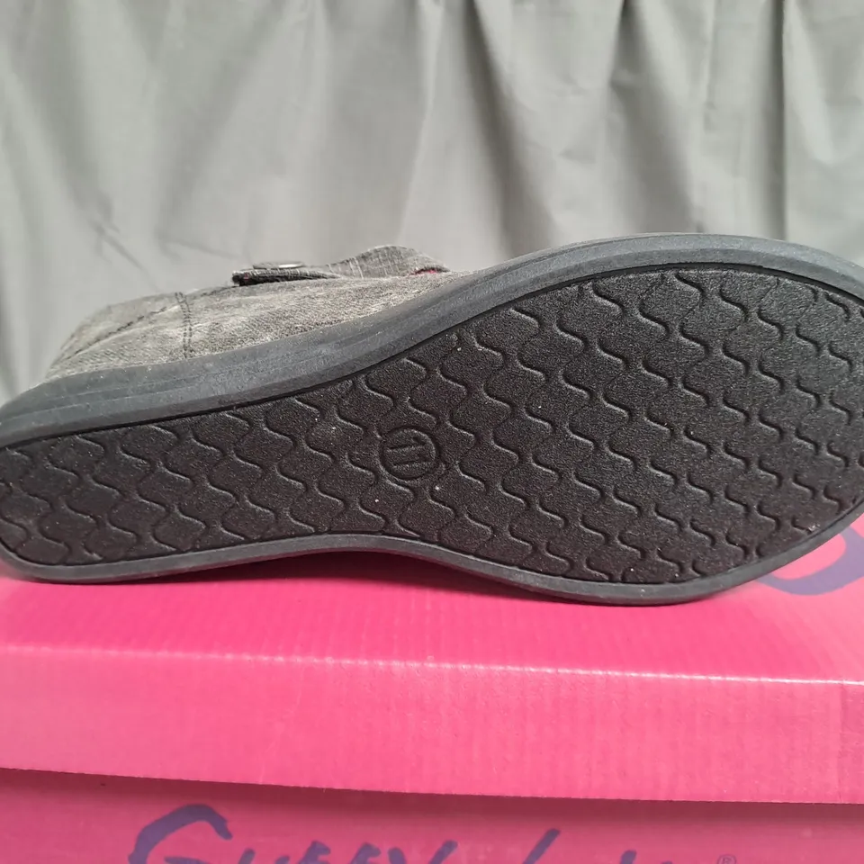 BOX OF APPROXIMATELY 8 PAIRS OF BLACK GUPPY LOVE WEDGE SHOES IN VARIOUS SIZES