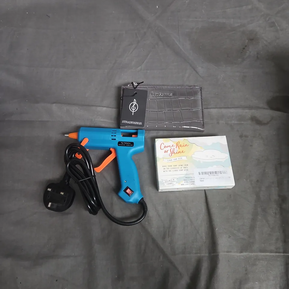 APPROXIMATELY 15 ASSORTED HOUSEHOLD ITEMS TO INCLUDE HOT GLUE GUN, CLOUD SOAP DISH, STRADIVARIUS WALLET PURSE ETC 