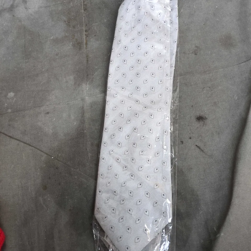 BOX OF APPROXIMATELY 20 ASSORTED CLOTHING ITEMS TO INCLUDE: ABERDEEN HAT AND SILVER TIE