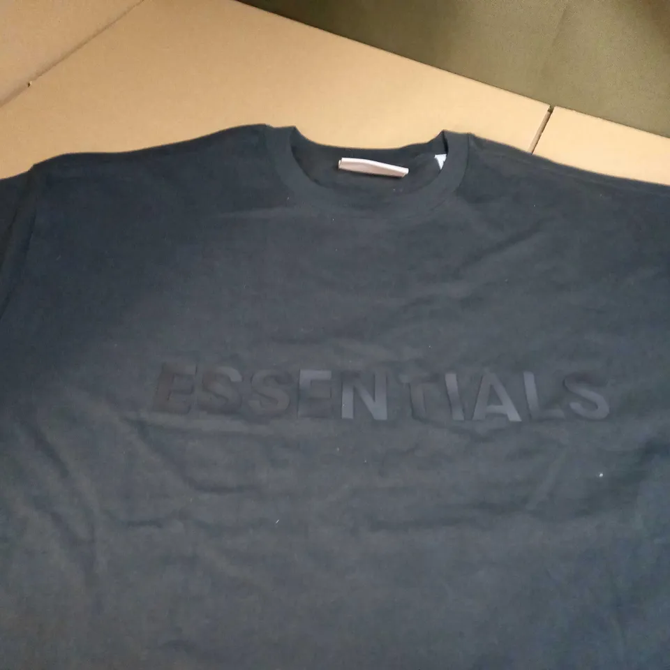 ESSENTIALS BLACK/LOGO T-SHIRT - MEDIUM