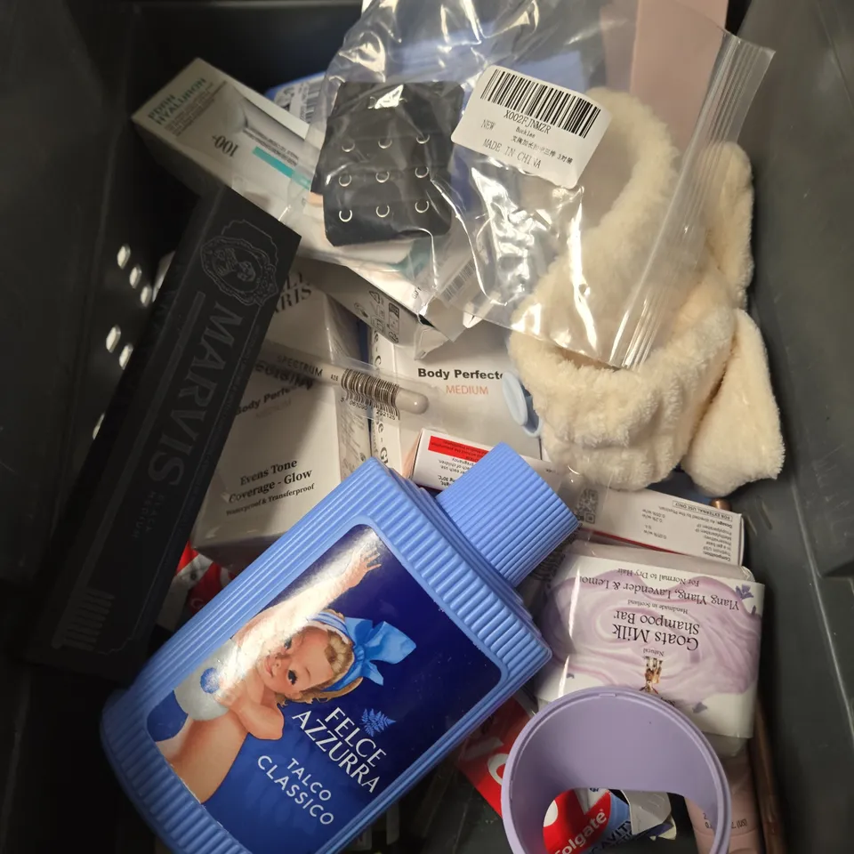 APPROXIMATELY 20 ASSORTED HEALTH & BEAUTY PRODUCTS TO INCLUDE WHITENING STRIPS, TALC, FACIAL MASK ETC