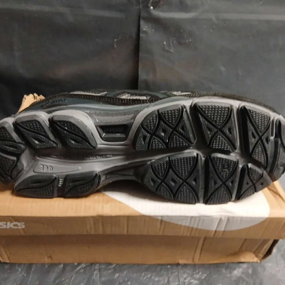 BOXED PAIR OF ASICS RUNNING SHOES – BLACK & GREY UK SIZE 10