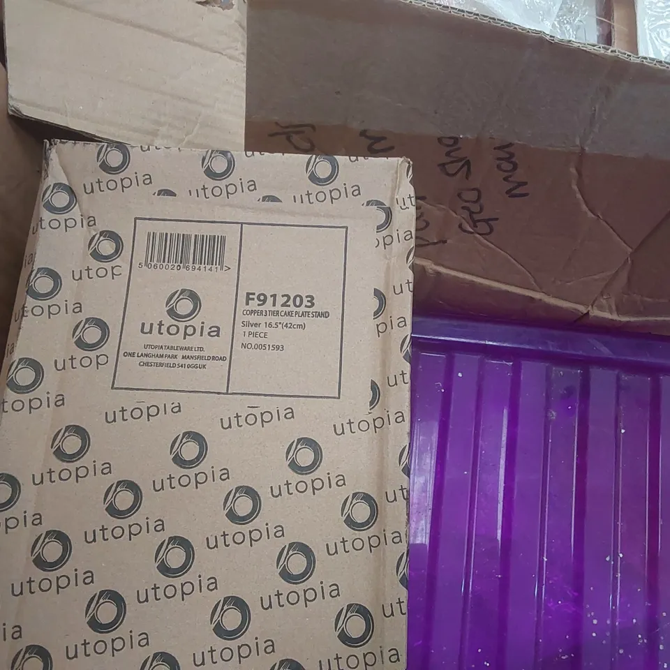 PALLET CONTAINING A VERY LARGE QUANTITY OF ASSORTED BAKERY ITEMS INCLUDING: MOLDS, CUPCAKE BOXES, CAKE PLATE STAND ECT