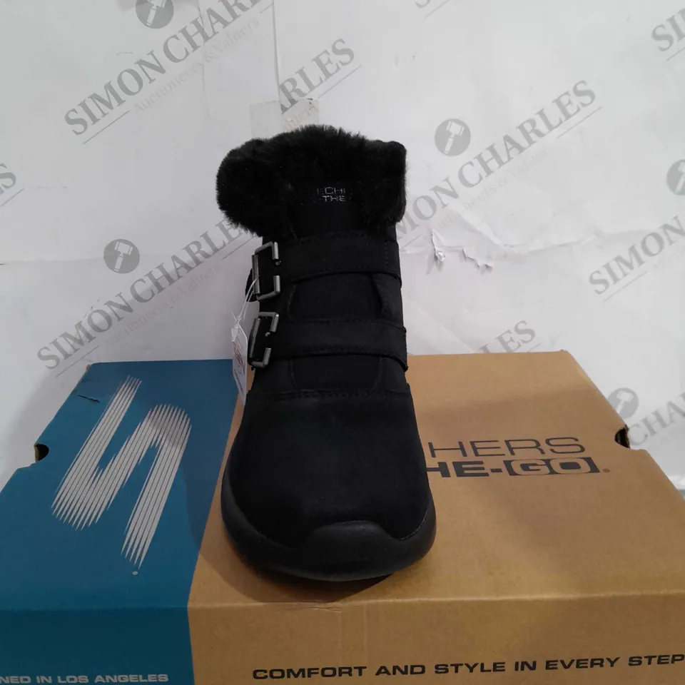 BOXED SKECHERS WINTER ON THE GO FAUX FUR TRIM BOOTS, BLACK - SIZE 4