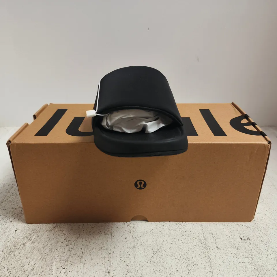 BOXED PAIR OF LULULEMON MEN'S RESTFEEL SLIDES IN BLACK SIZE UK 8.5