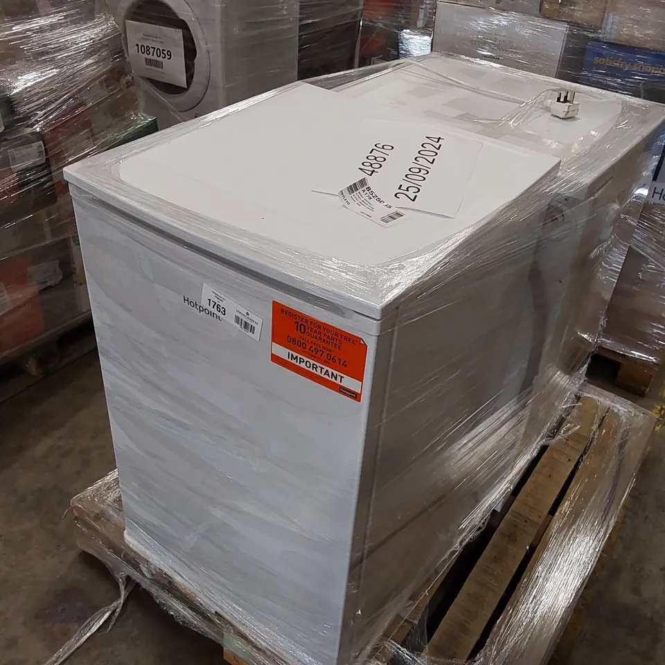 PALLET OF HOTPOINT ACTIVECARE FREESTANDING WASHER DRYER AND HOTPOINT COMPACT FRIDGES 135L WHITE