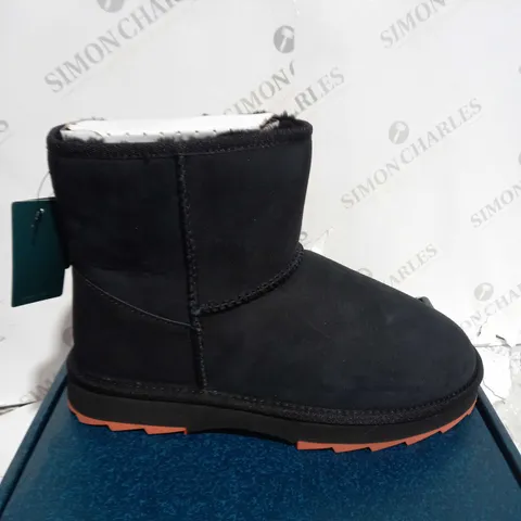 BOXED PAIR OF EMU SHARKY MINI WATER RESISTANT SHEEPSKIN ANKLE BOOTS, BLACK/CRIMSON - SIZE 9