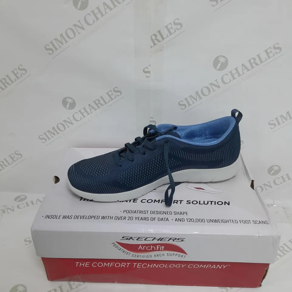 BOXED PAIR OF SKECHERS ARCH FIT TRAINERS IN NAVY SIZE 6.5