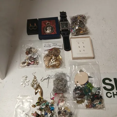 TOTE OF APPROXIMATLEY 20 ASSORTED PIECES OF JEWELLERY INCLUDING BRACELETS, BROCHES AND EARRINGS