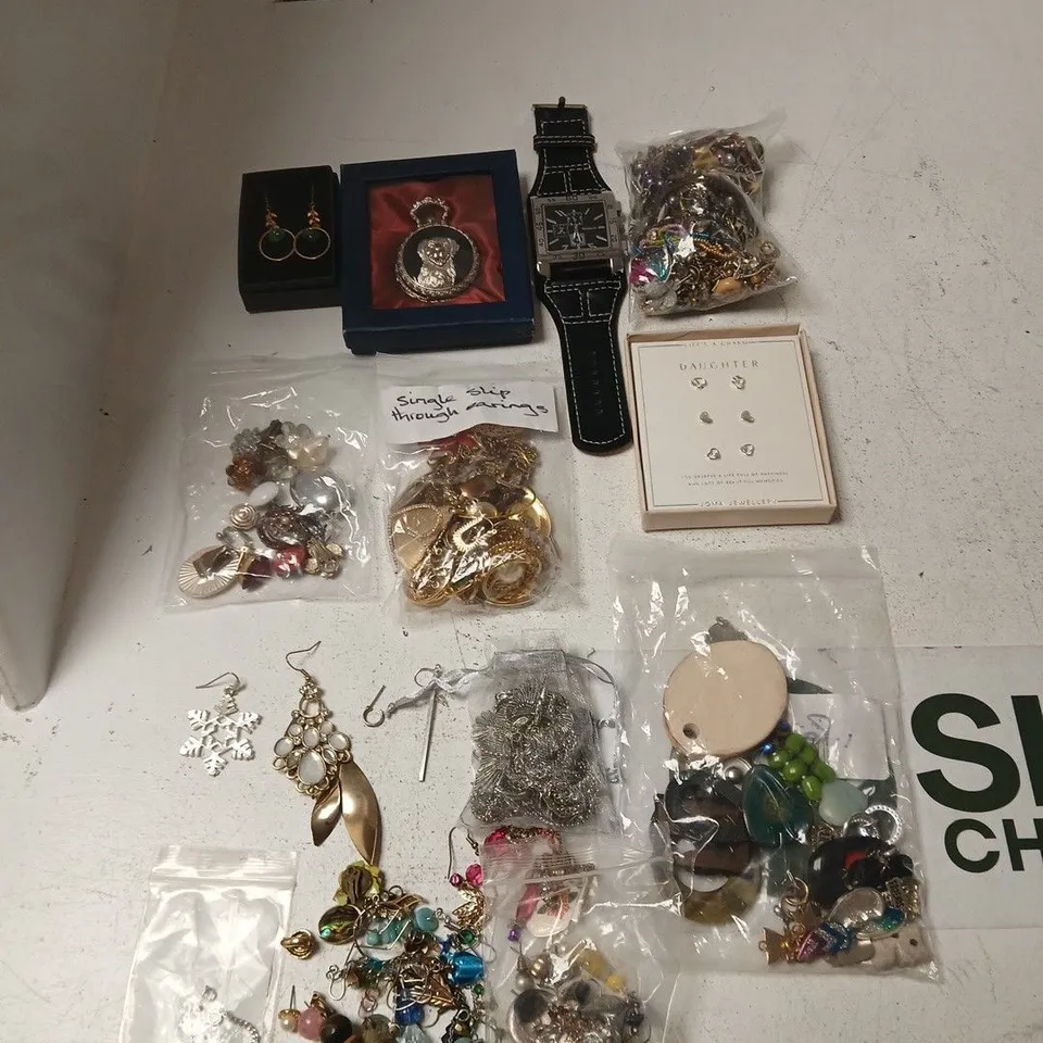 TOTE OF APPROXIMATLEY 20 ASSORTED PIECES OF JEWELLERY INCLUDING BRACELETS, BROCHES AND EARRINGS