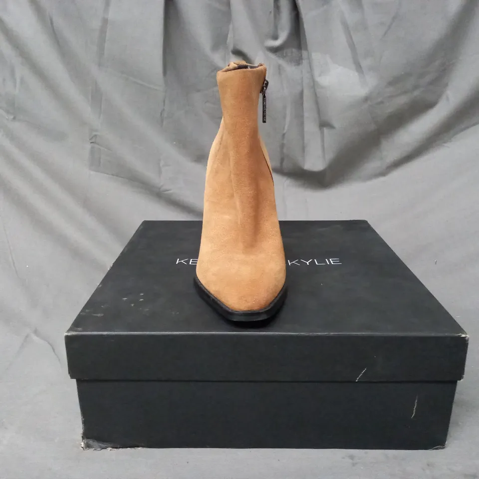 BOXED PAIR OF KENDALL + KYLIE CLIVE SUEDE ANKLE BOOTS IN BROWN SIZE 5/5M
