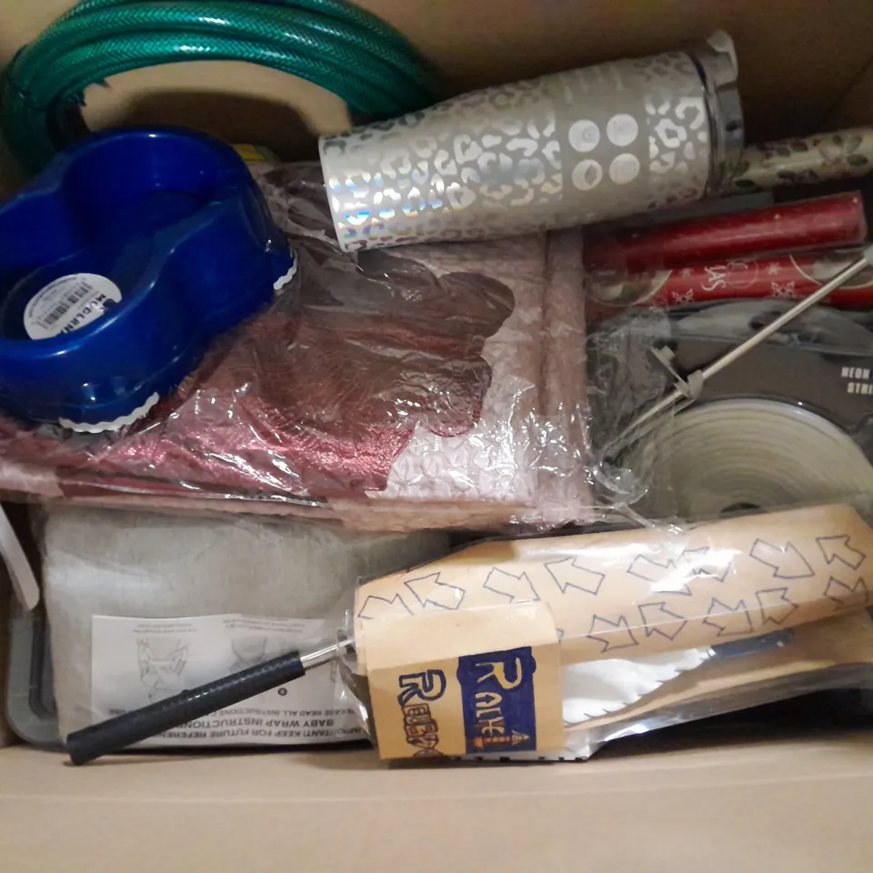 BOX OF APPROXIMATELY 16 ASSORTED ITEMS TO INCLUDE - PET BOWL , GARDEN HOSE , WELLNESS TUMBLER ETC