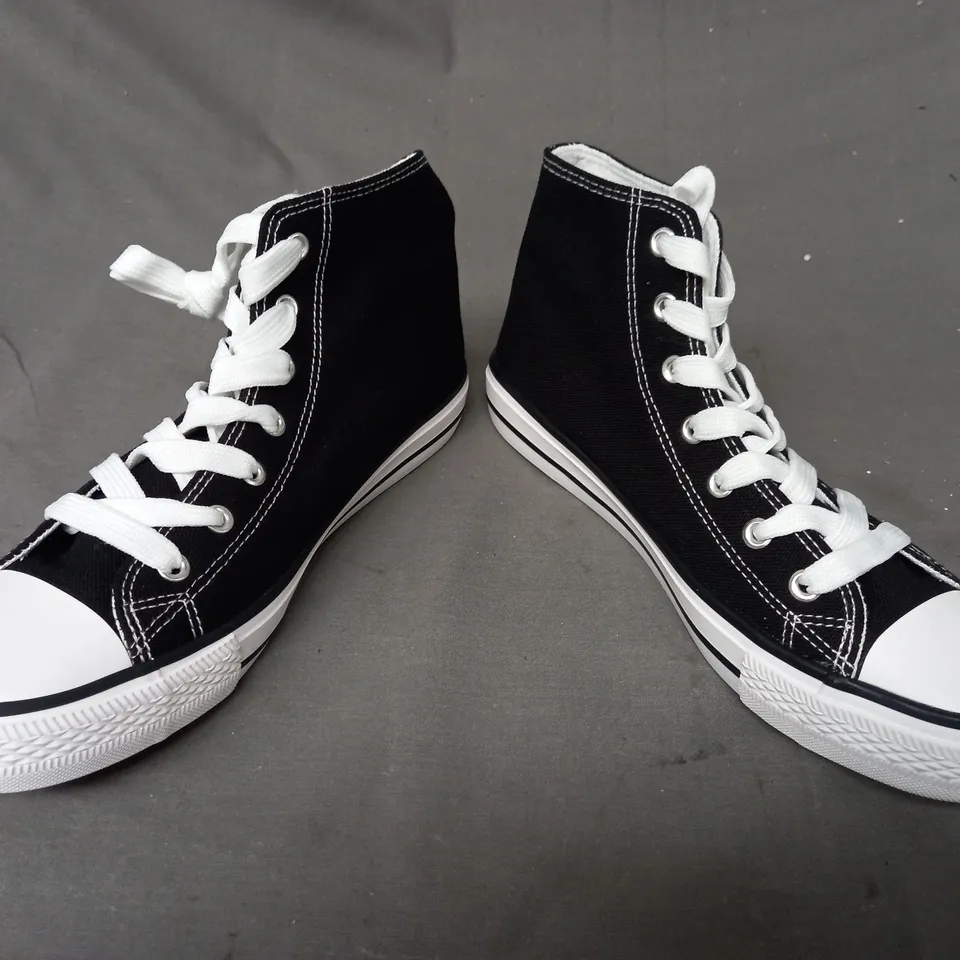 BOXED PAIR OF DESIGNER CANVAS SHOES IN BLACK SIZE 6