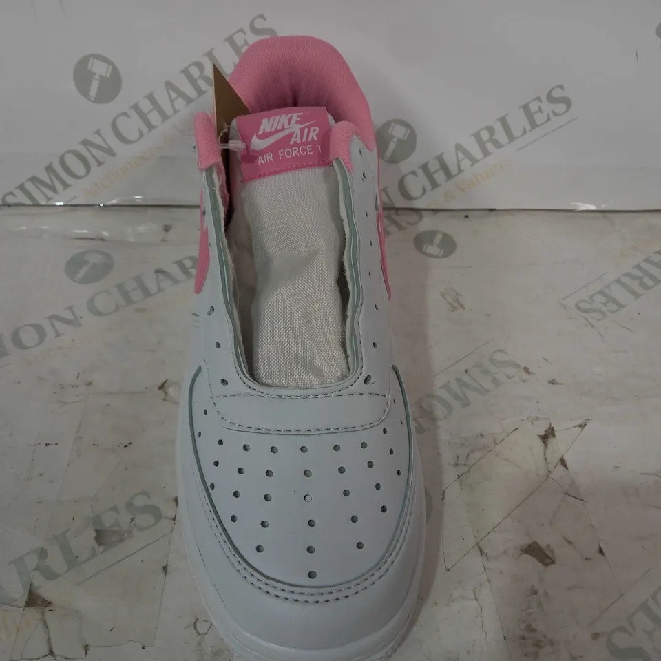 BOXED PAIR OF NIKE AIR FORCE 1 SHOES IN WHITE/PINK UK SIZE 6