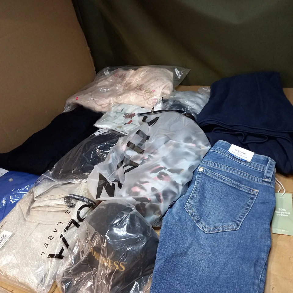 BOX OF APPROX 35 ASSORTED CLOTHING ITEMS TO INCLUDE - DRESSES, T-SHIRTS AND TROUSERS