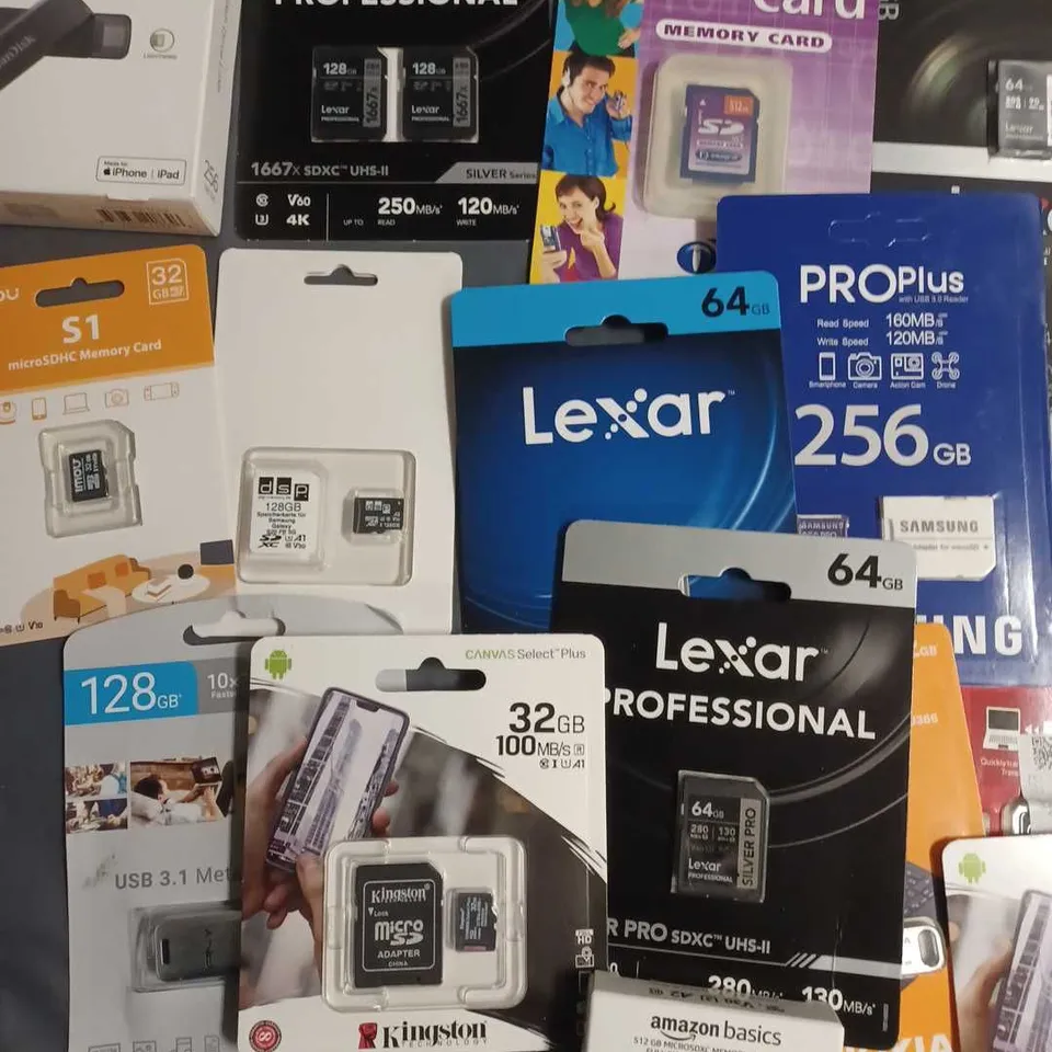 LOT OF APPROXIMATELY 60 ASSORTED MEMORY ITEMS TO INCLUDE SAMSUNG, LEXAR, SANDISK AND KINGSTON