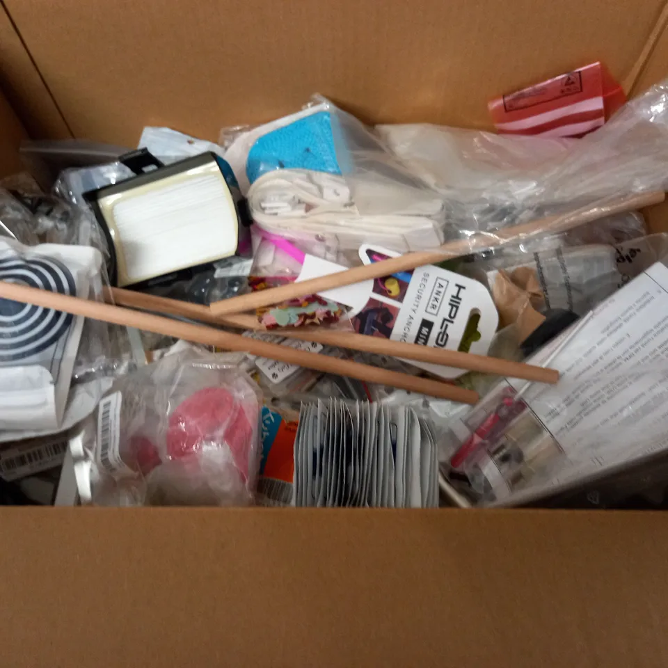 LARGE QUANTITY OF ASSORTED HOUSEHOLD ITEMS 