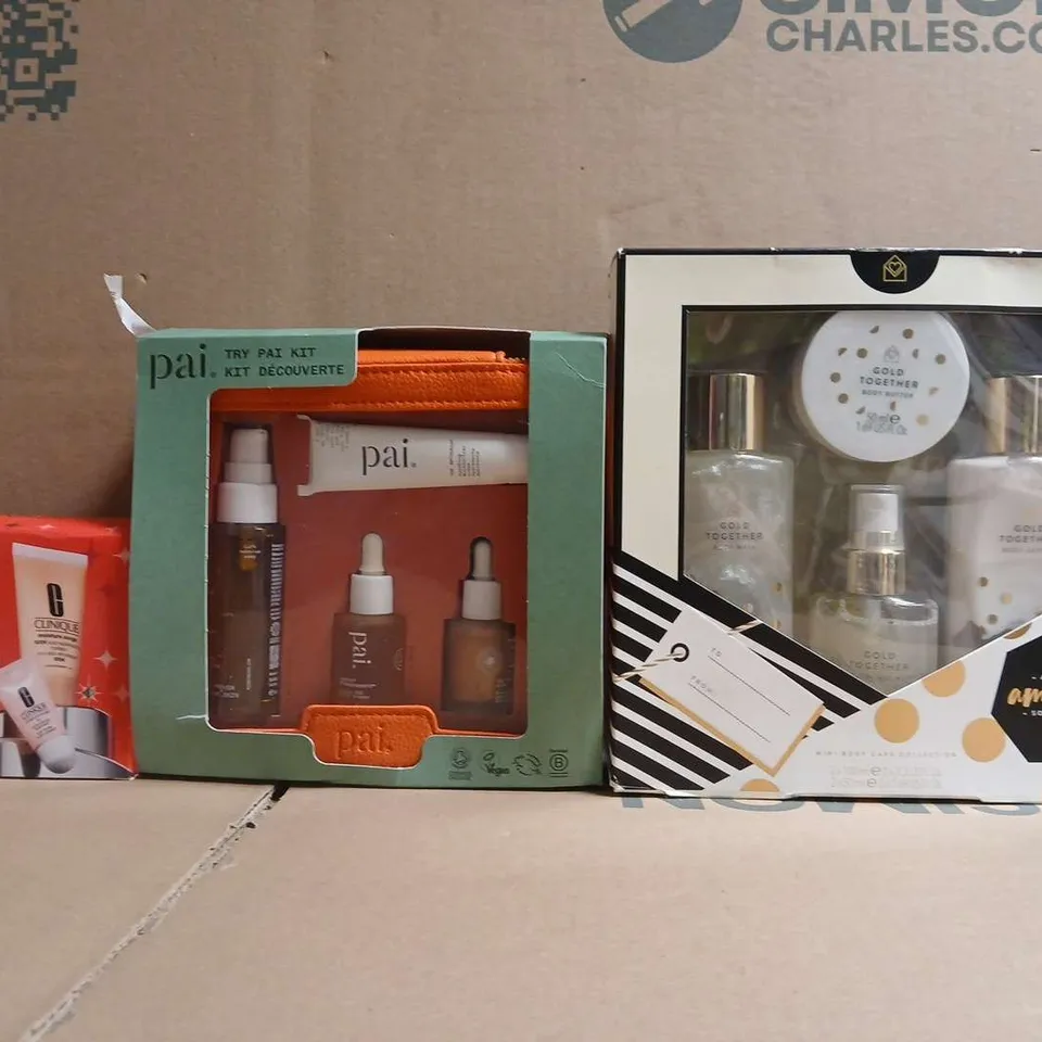 BOX OF APPROXIMATELY 15 ASSORTED COSMETIC BOX SETS TO INCLUDE CLINIQUE, PAI, ETC - COLLECTION ONLY