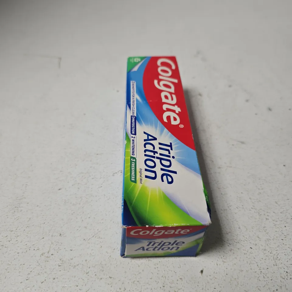 APPROXIMATELY 14 ASSORTED COSMETIC ITEMS INCLUDING COLGATE TRIPLE ACTION TOOTHPASTE , TED BAKER BODY SPRAY AND NEUTROGENAR BODY LOTION 