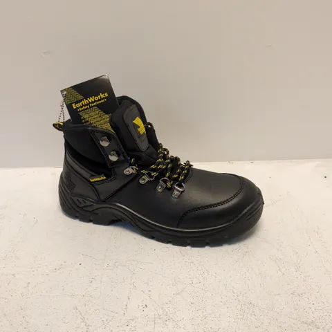 EARTHWORKS SAFETY BOOTS β BLACK LEATHER WITH RUGGED TREAD SOLE