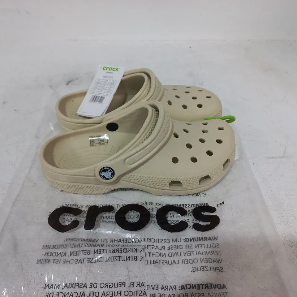 CROCS CLASSICS SHOES IN BEIGE - UK M3/W4