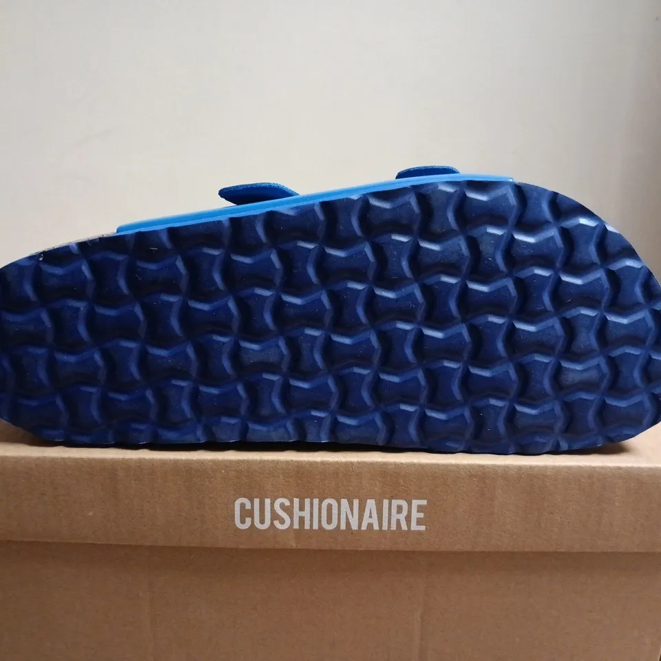 BOXED PAIR OF CUSHIONAIRE LANG COBALT PATENT SANDALS – UK 6.5
