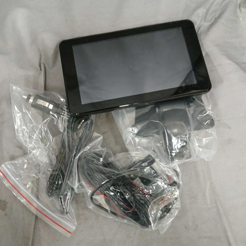 7-INCH CARPLAY MONITOR WITH BLUETOOTH, FM, TF CARD, ANDROID AUTO – BOXED