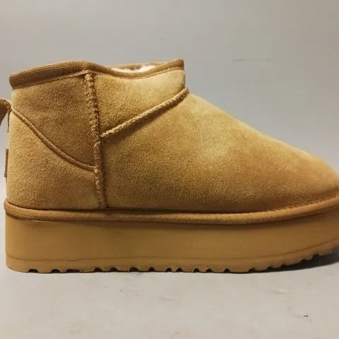 BOXED PAIR OF UGG DAKOTA SHOES IN CHESTNUT UK SIZE 6