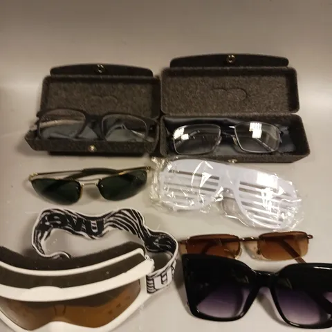 APPROXIMATELY 20 ASSORTED SUNGLASSES/PRESCRIPTION GLASSES IN VARIOUS DESIGNS