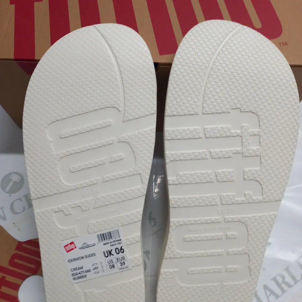 FITFLOP IQUSHION SLIDES IN CREAM - SIZE 6
