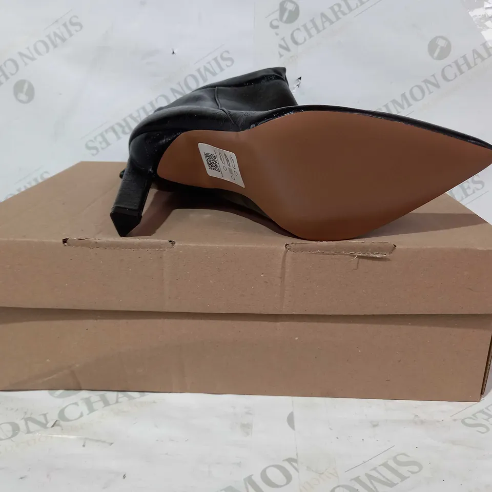 BOXED PAIR OF ASOS DESIGN KNEE HIGH BOOTS IN BLACK UK SIZE 6