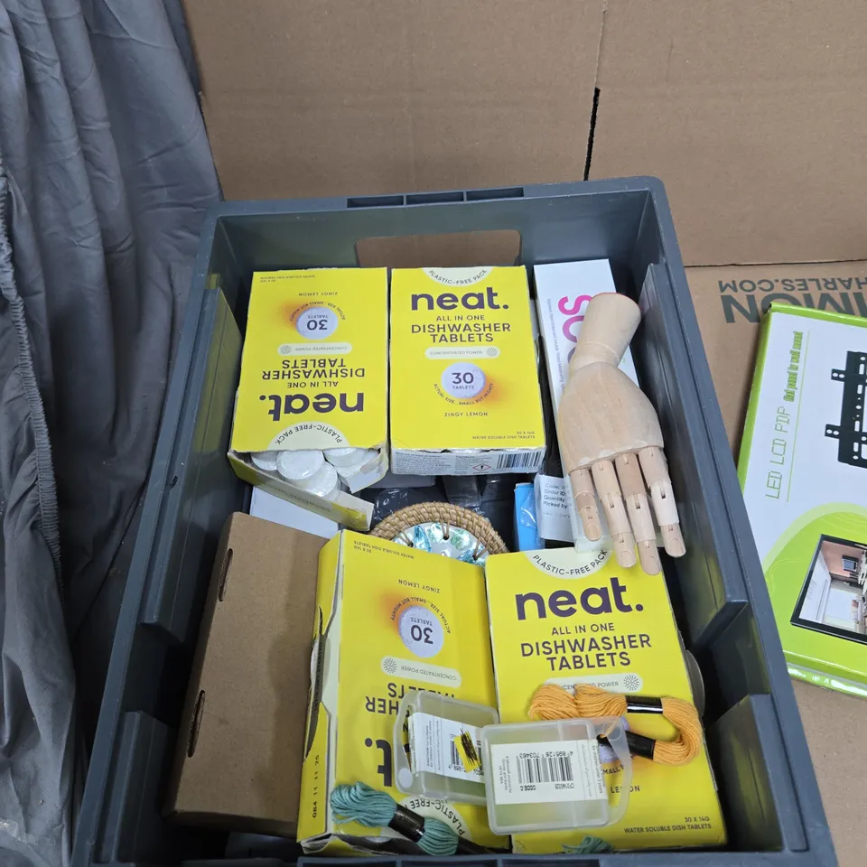 TOTE OF APPROXIMATELY 15 ASSORTED ITEMS TO INCLUDE: TV MOUNT 