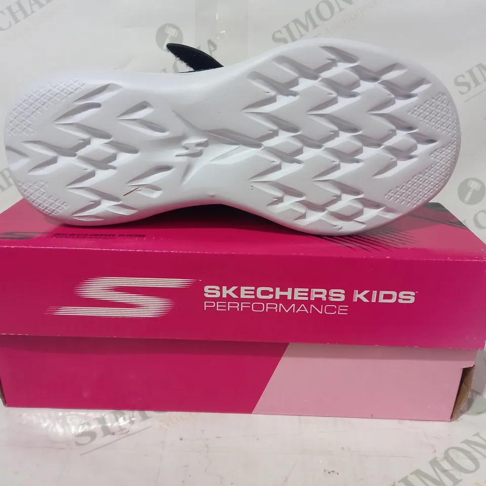 BOXED PAIR OF SKECHERS SHIMMER SPEEDER TRAINERS IN BLACK/MULTICOLOUR UK SIZE 1