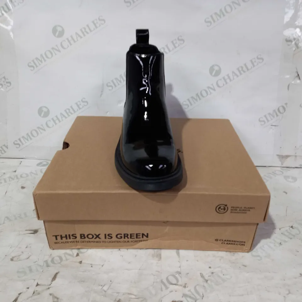 BOXED PAIR OF CLARKS ORINOCO 2 LANE SHOES IN GLOSSY BLACK UK SIZE 4.5