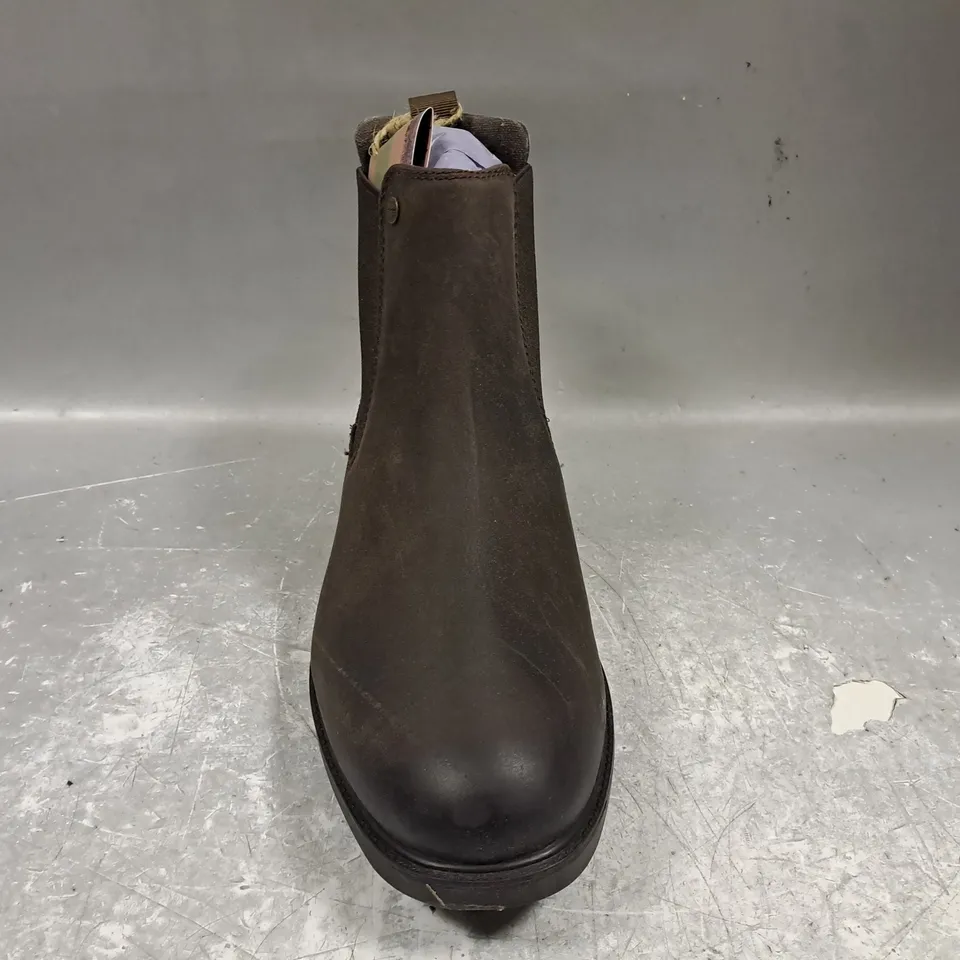 BOXED PAIR OF COTSWOLD GRETTON ELASTIC SIDED ANKLE BOOTS IN BROWN UK SIZE 9