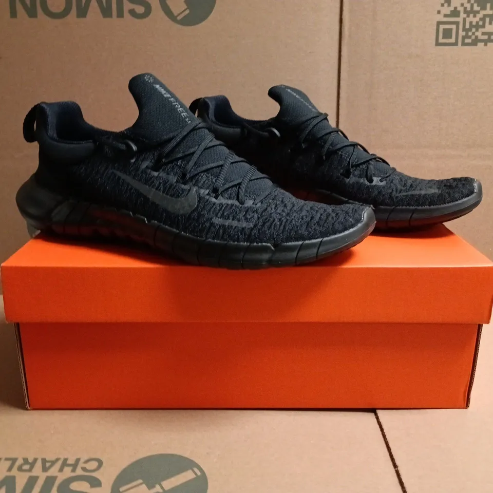 BOXED PAIR OF NIKE FREE TRAINERS IN BLACK SIZE UK 8