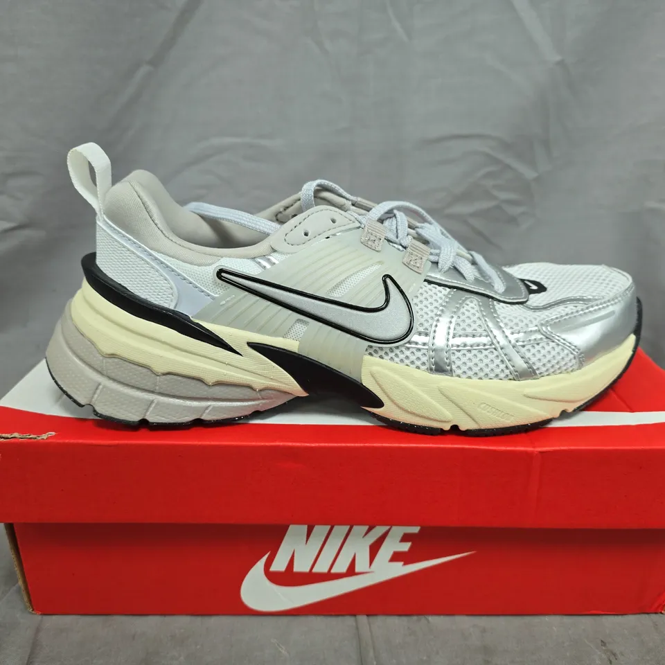BOXED PAIR OF NIKE V2K RUN WOMEN’S SNEAKERS - SUMMIT WHITE/METALLIC SILVER, UK 6