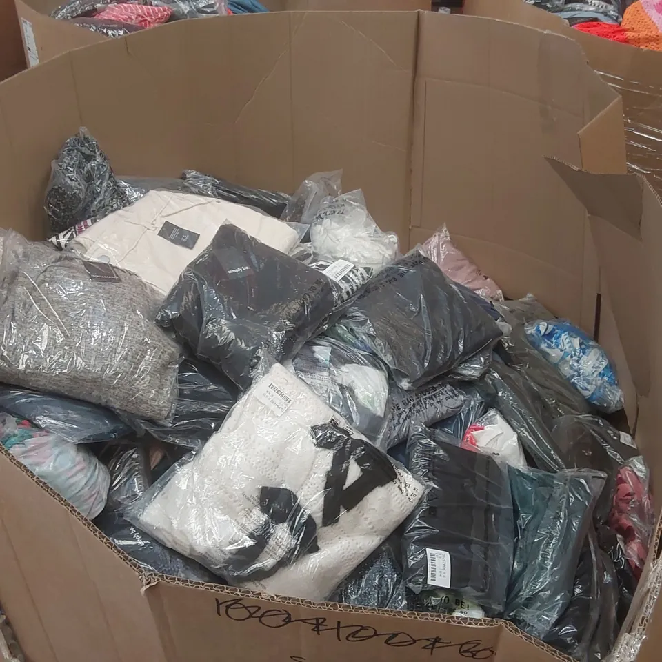 PALLET CONTAINING APPROXIMATELY 500x BRAND NEW ASSORTED DESIGNER CLOTHING ITEMS INCLUDING: JD WILLIAMS TOPS, SIMPLY BE DRESSES, TOPS, MAGISCULPT BATHING SUIT ECT