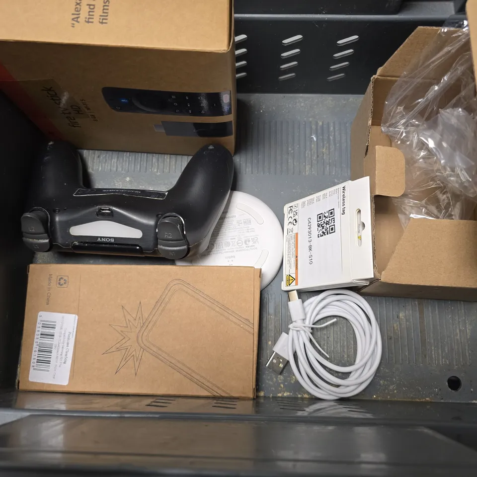 APPROXIMATELY 6 ASSORTED ITEMS TO INCLUDE - PS4 CONTROLLER , SUCESO USB C TO USB C PORT , USB-C PLUG ETC