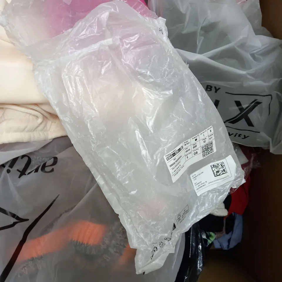 BOX OF APPROXIMATELY 25 ASSORTED CLOTHING ITEMS TO INCUDE - HAT , HOODIE , SOCKS ETC