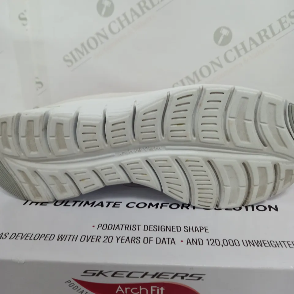 BOXED PAIR OF SKETCHERS BUNGEE TRAINERS IN WHITE SIZE 6